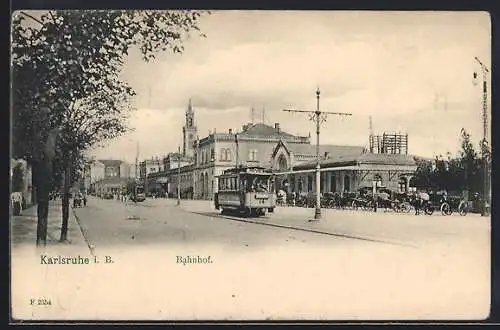 AK Karlsruhe i. B., Bahnhof mit Strassenbahn