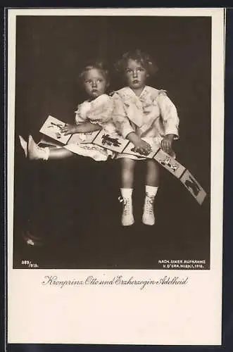 AK Kronprinz Otto und Erzherzogin Adelheid mit einem Bilderbuch