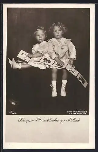 AK Kronprinz Otto und Erzherzogin Adelheid mit einem Bilderbuch