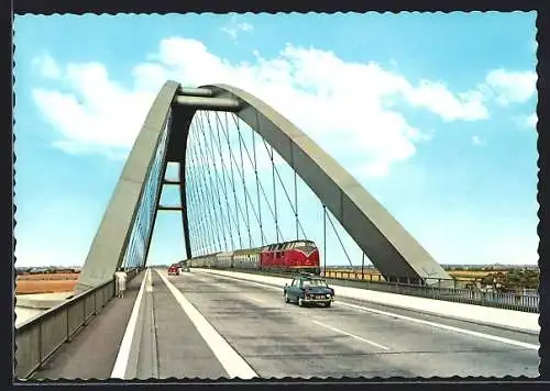 AK Fehmarn, Fehmarnsundbrücke mit Fussgängern, Autos und Zug, Blick zur Insel