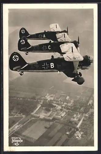 AK Unsere Luftwaffe, Eine Kette Sturzkampf-Einsitzer Hs 123 mit 