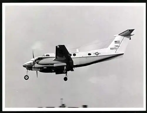Fotografie Flugzeug Beechcraft C-12 Huron der United States of America im Anflug auf Berlin-Tempelhof