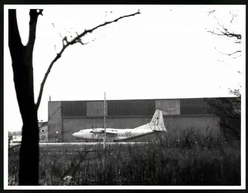 Fotografie Ansicht Oranienburg, Flugzeug Antonow An-12 der Sowjet-Streitkräfte neben einem Hangar
