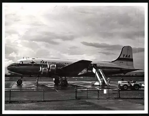 Fotografie Flugzeug Douglas DC-4 der Trans Australian, Kennung VN-TAB