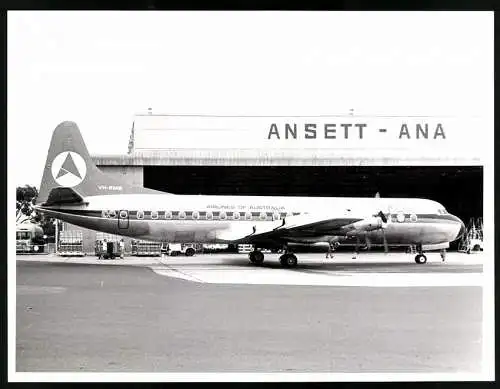 Fotografie Flugzeug Lockheed L-188 Electra Airlines Of Australia Ansett, Kennung VH-RMB vor Hangar
