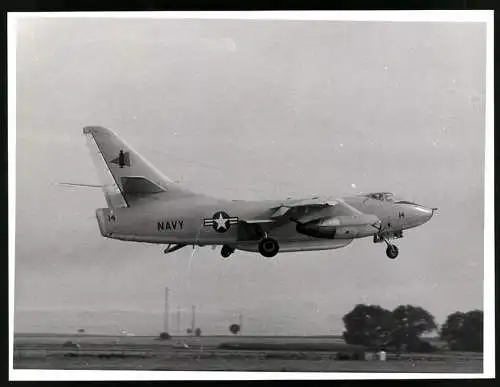 Fotografie Flugzeug Douglas A-3 Skywarrior Kampfjet der US-Navy mit Staffelabeichen auf dem Leitwerk