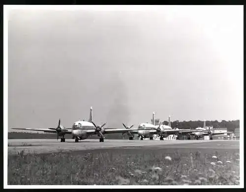 Fotografie Flugzeug Zweimotorige Passagiermaschinen auf einem Taxiway in Startposition rollend