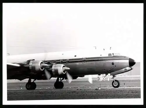 Fotografie Flugzeug Douglas DC-4 auf dem Flughafen Berlin-Tegel