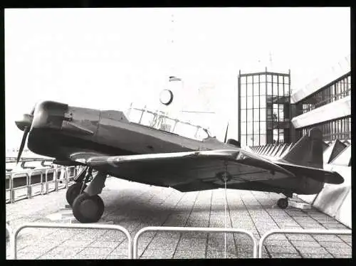 Fotografie Flughafen Berlin-Tegel, Flugzeug North American Trainer Doppelsitzer Schulflugzeug mit Sternmotor