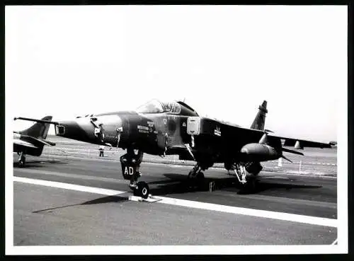 Fotografie Flugzeug Sepecat Jaguar GR.1, Jagdbomber mit Waffensicherung versehen