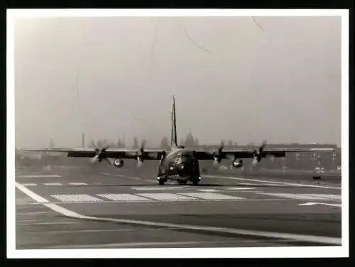 Fotografie Flughafen Berlin-Tempelhof, Flugzeug Lockheed C-130 Hercules auf der Start- und Landebahn