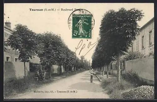 AK Tournan /S.-et-M., Boulevard Pasteur avec arbres et promeneurs