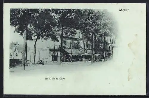AK Melun, Hôtel de la Gare et rue bordée d`arbres