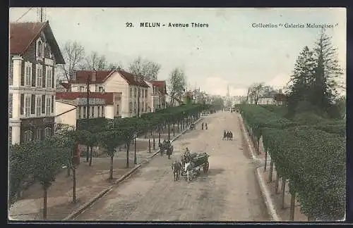 AK Melun, Avenue Thiers avec charrettes et arbres bordant la rue