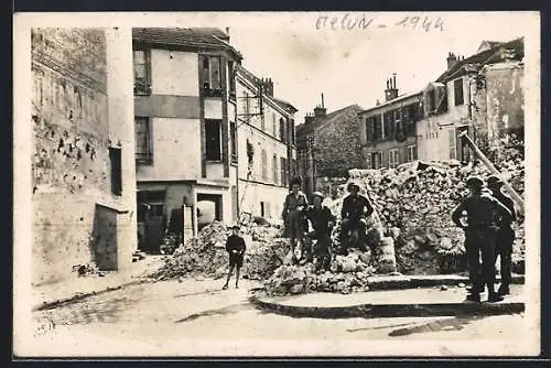AK Melun /S.-et-M., Rue Guy-Beaudoin, ruines et habitants en 1944