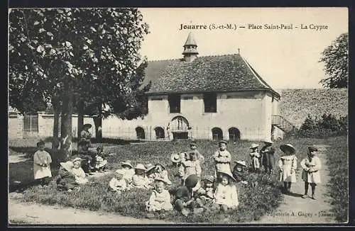 AK Jouarre /S.-et-M., Place Saint-Paul, La Crypte avec des enfants jouant sur l`herbe