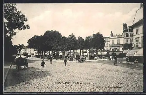 AK Fointainebleau, Square Bécourt avec calèches et passants