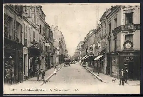 AK Fontainebleau, La Rue de France avec horlogerie et passants