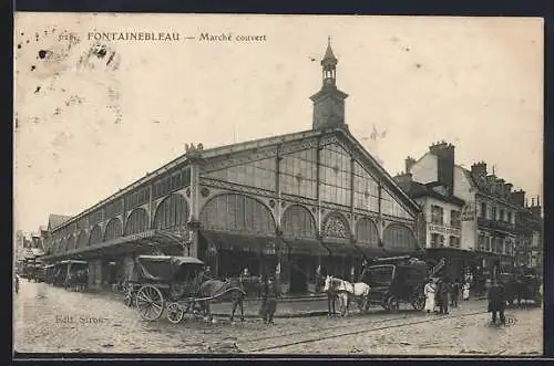 AK Fontainebleau, Marché couvert avec attelages et passants sur la place animée