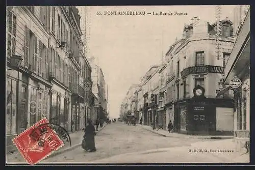 AK Fontainebleau, La Rue de France animée avec passants et commerces