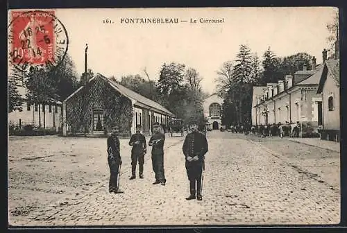 AK Fontainebleau, Le Carrousel avec des soldats sur la place pavée