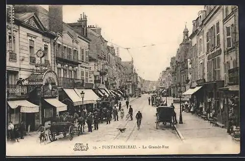 AK Fontainebleau, La Grande-Rue animée avec charrettes et passants