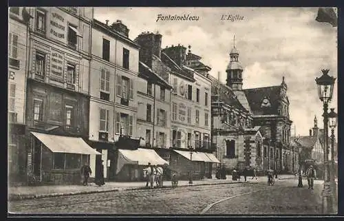 AK Fontainebleau, L`Église et la rue animée avec passants et boutiques