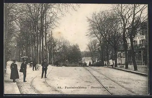AK Fontainebleau, Descente de la Gare avec passants et voies de tramway