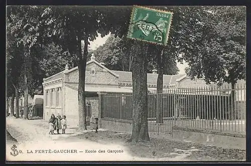 AK La Ferté-Gaucher, École des Garcons avec enfants devant l`entrée