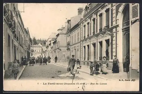 AK La Ferté-sous-Jouarre /S.-et-M., Rue du Limon avec des passants et des bâtiments historiques