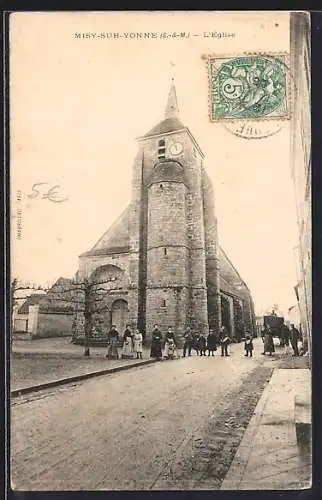 AK Misy-sur-Yonne /S.-&-M., L`Église et la rue animée devant