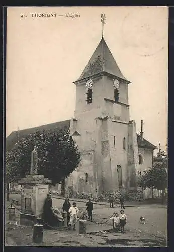 AK Thorigny, L`Église et la statue sur la place principale