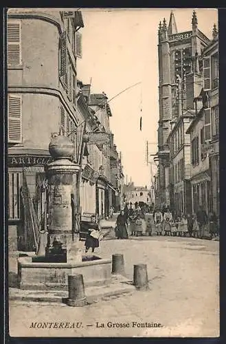 AK Montereau, La Grosse Fontaine et rue animée avec église en arrière-plan