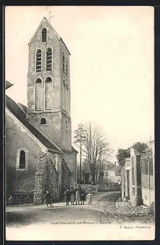 AK Saint-Sauveur-sur-École, Église avec groupe de personnes devant l`entrée