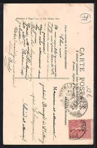 AK Saint-Sauveur-sur-École, Église avec groupe de personnes devant l`entrée