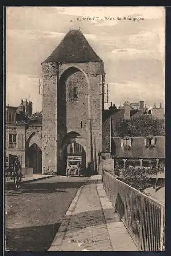 AK Moret, Porte de Bourgogne avec une voiture et pont en premier plan