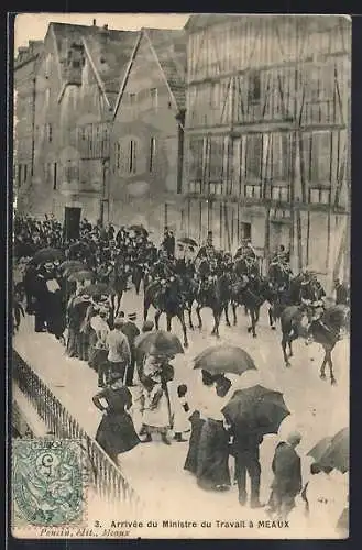 AK Meaux, Arrivée du Ministre du Travail à Meaux, foule et cavaliers sous des parapluies