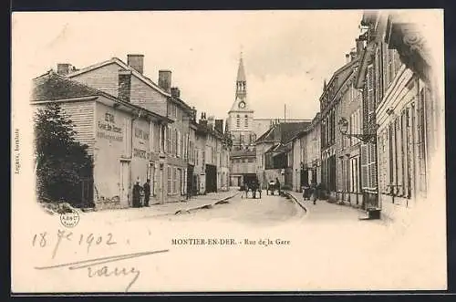 AK Montier-en-Der, Rue de la Gare avec vue sur l`église et les bâtiments environnants