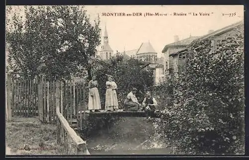 AK Montier-en-Der /Hte-Marne, Rivière La Voire avec habitants sur le pont