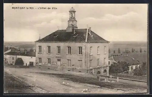 AK Montigny-le-Roi, L`Hôtel de Ville et vue sur la campagne environnante