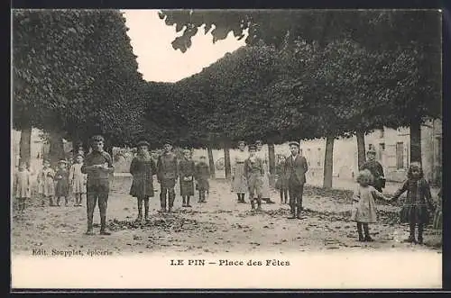 AK Le Pin, Place des Fêtes avec des enfants jouant