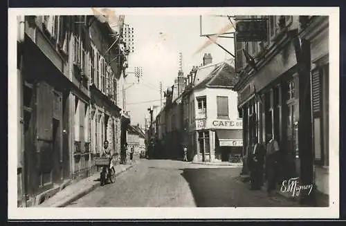 AK Bray-sur-Seine /S.-et-L., La Grande-Rue animée avec café et passants