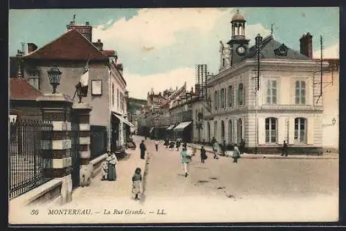 AK Montereau, La Rue Grande animée avec bâtiments et passants
