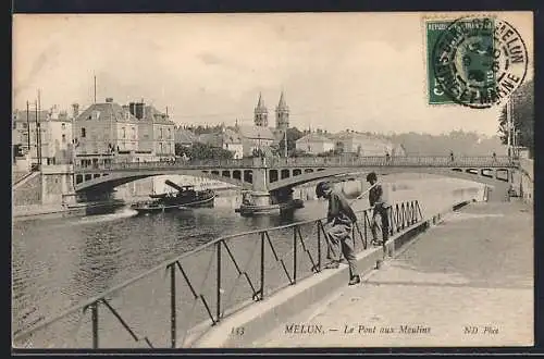 AK Melun, Le Pont aux Moulins avec péniche sur la rivière et vue de la ville en arrière-plan