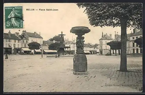 AK Melun, Place Saint-Jean avec fontaine et bâtiments environnants