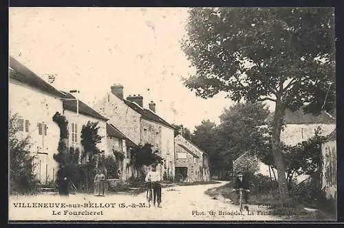 AK Villeneuve-sur-Bellot /S.-&-M., Le Fourcheret, Rue pittoresque avec cyclistes et maisons anciennes