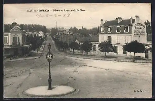 AK Lizy-sur-Ourcq, Place et Avenue de la Gare avec horloge centrale