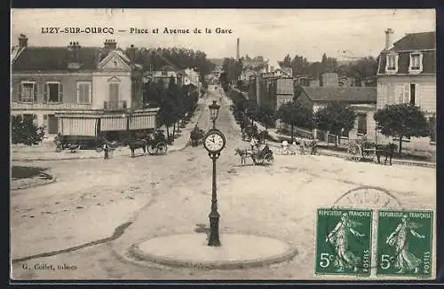 AK Lizy-sur-Ourcq, Place et Avenue de la Gare avec horloge centrale et calèches