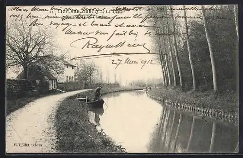 AK Lizy-sur-Ourq, Le Canal avec canot et promeneur sur le chemin bordé d`arbres