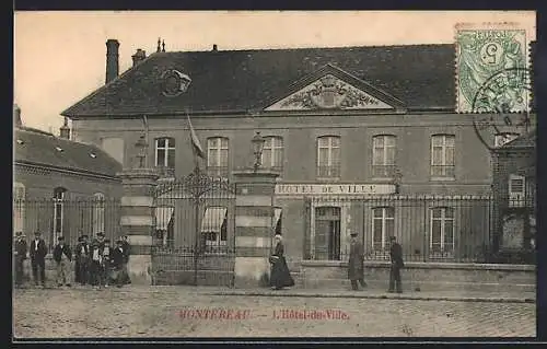 AK Montereau, L`Hôtel-de-Ville avec passants devant l`entrée principale